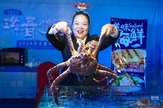 9月19日，在吉林省琿春市，商家在展示售賣(mài)的帝王蟹。新華社記者 許暢 攝