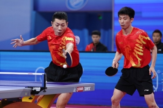 10月18日，上海隊組合許昕（左）/周愷在雙打比賽中。他們3:0戰(zhàn)勝福建隊組合曾蓓勛/陳俊菘。新華社記者 王楷焱 攝