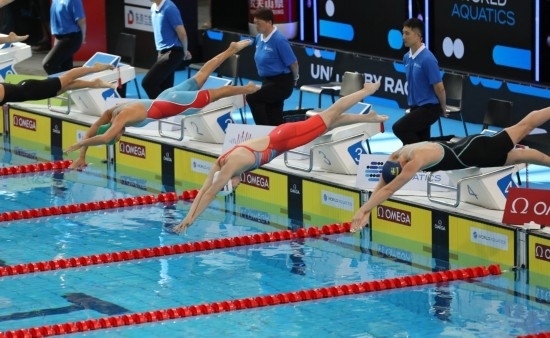 10月18日，中國(guó)選手張雨霏（右二）在女子50米自由泳預(yù)賽中出發(fā)。新華社記者 方喆 攝