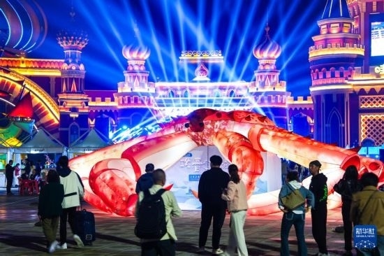 9月19日，游客在吉林省琿春市的2024琿春帝王蟹美食嘉年華現(xiàn)場(chǎng)游玩。新華社記者 許暢 攝