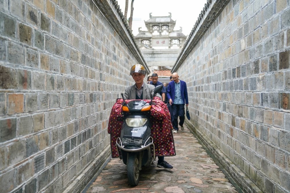 ↑市民在安徽省安慶市桐城市六尺巷通行。