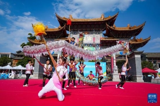 10月19日，四川師范大學(xué)舞龍隊在傳統(tǒng)舞龍項目中比賽，最終他們獲得該項目銀獎。