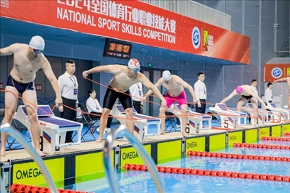 參賽選手在游泳救生項(xiàng)目比賽中。賽事主辦方供圖