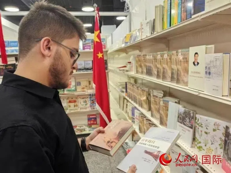 第二十三屆約旦安曼國(guó)際書(shū)展于10月10日至19日在約旦展覽中心舉行，約旦政府和民間各界人士在中國(guó)展臺(tái)翻閱圖書(shū)，熱烈交流互動(dòng)，感受中華文化之美。人民網(wǎng)記者 李瀟攝