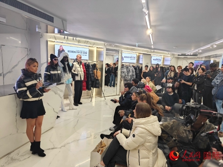 英國時尚博主分享自己的穿搭心得。人民網(wǎng)記者 邢雪攝