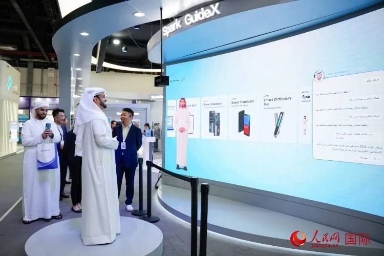 觀眾在科大訊飛展臺(tái)與虛擬人對(duì)話。人民網(wǎng) 塔里克·易卜拉欣攝