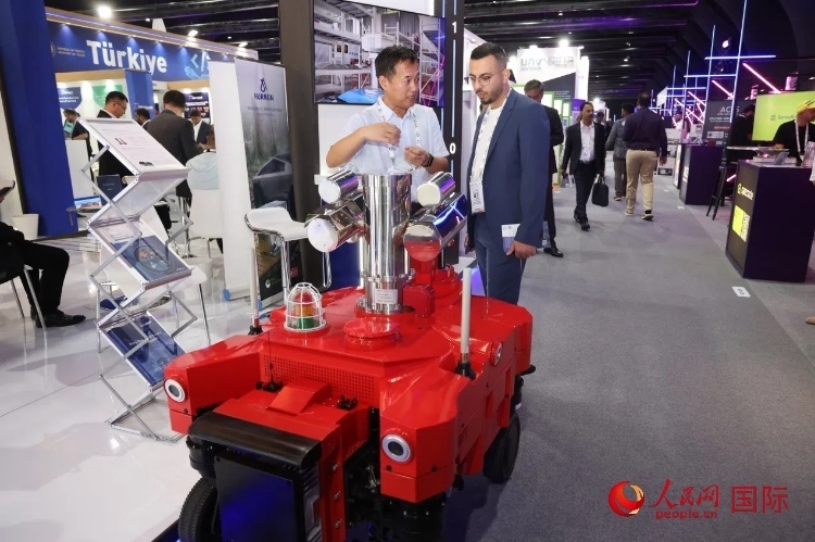 觀眾了解北京眸視科技有限公司研發(fā)的巡檢機(jī)器人。人民網(wǎng)記者 任皓宇攝