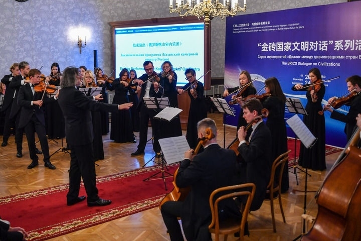 2024年9月24日，在俄羅斯喀山，俄羅斯喀山室內(nèi)樂團(tuán)演奏傳統(tǒng)曲目?！敖鸫u國家文明對話”系列活動24日在俄羅斯喀山舉行，來自中國、俄羅斯、巴西、印度、南非、伊朗等金磚國家的相關(guān)機(jī)構(gòu)、各領(lǐng)域?qū)＜覍W(xué)者及青年代表等300多人參加。新華社記者 曹陽 攝