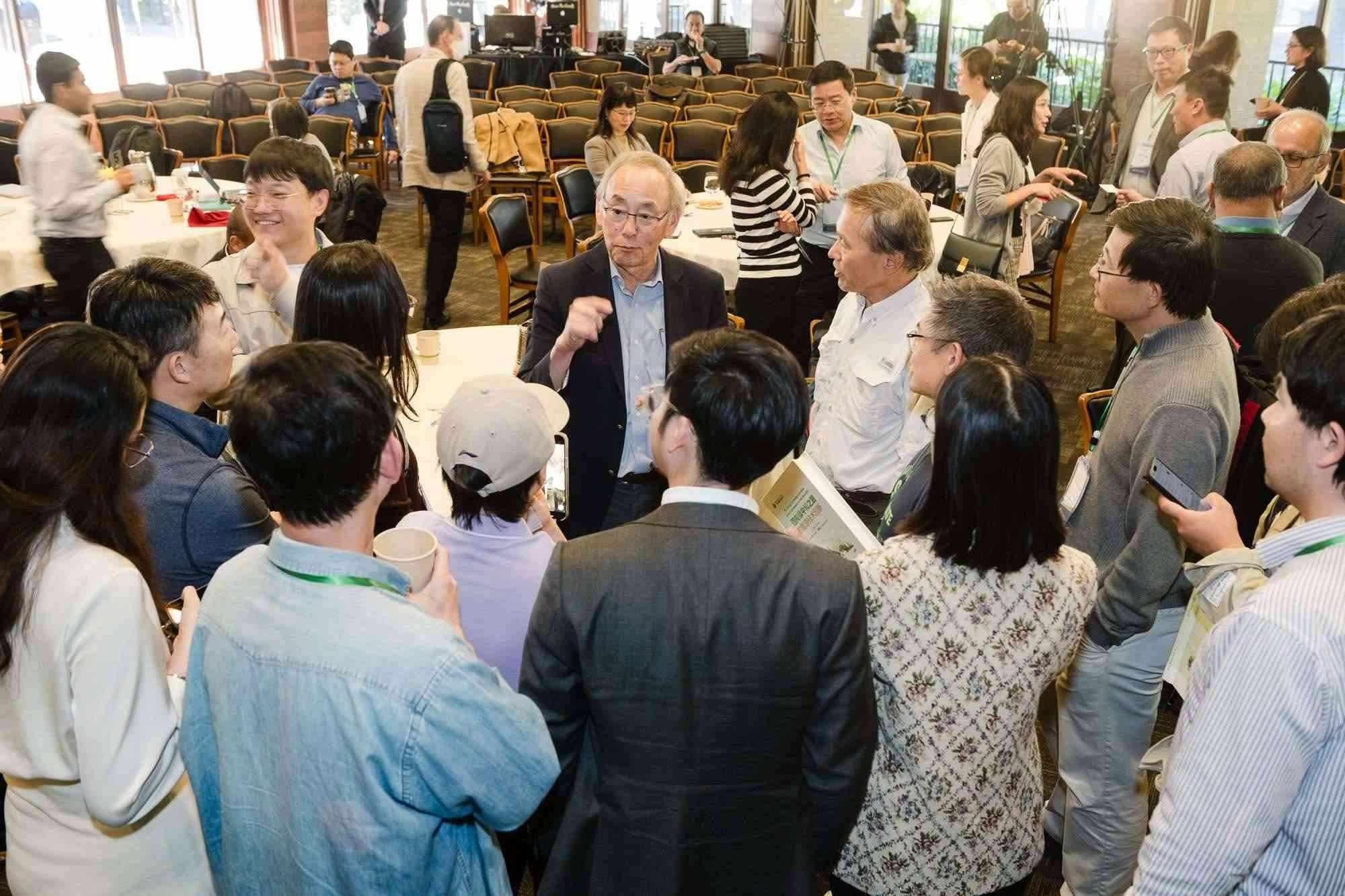 美國前能源部長、諾獎得主朱棣文教授在會場與參會者交流。馮超攝