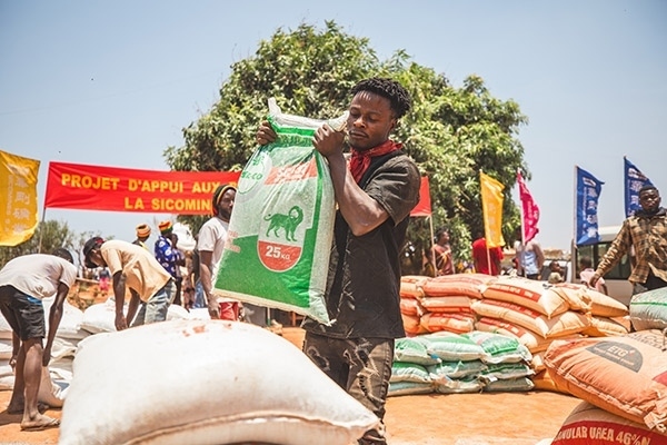 村民們興高采烈地把種子和化肥搬回家。中鐵資源供圖