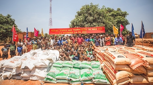 華剛礦業(yè)向當(dāng)?shù)鼐栀浄N子化肥儀式現(xiàn)場。中鐵資源供圖