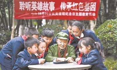 圖為89歲的抗美援朝老兵楊克美在向孩子們講述英雄故事。徐偉攝