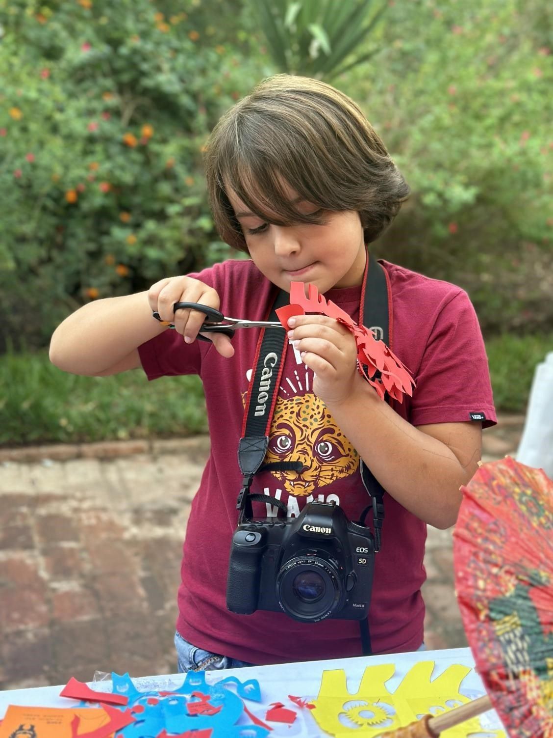 專心致志學剪紙。拉巴特中國文化中心供圖