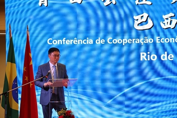 浙江省僑聯(lián)副主席兼巴西華人文化交流協(xié)會(huì)榮譽(yù)主席尹霄敏在活動(dòng)現(xiàn)場(chǎng)致辭。人民網(wǎng)記者 陳海琪攝