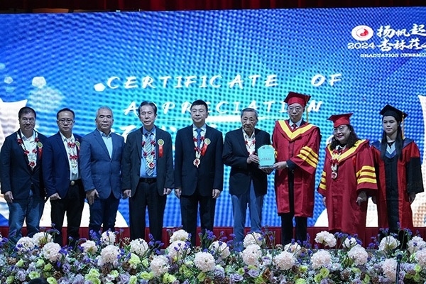 菲律賓首家中醫(yī)學院——岐黃中醫(yī)學院在馬尼拉舉行首屆畢業(yè)典禮。人民網(wǎng)記者 樊帆攝