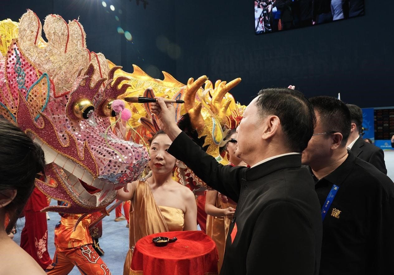 出席開賽儀式的領(lǐng)導(dǎo)及嘉賓共同為參賽龍獅隊點睛。（受訪者供圖）