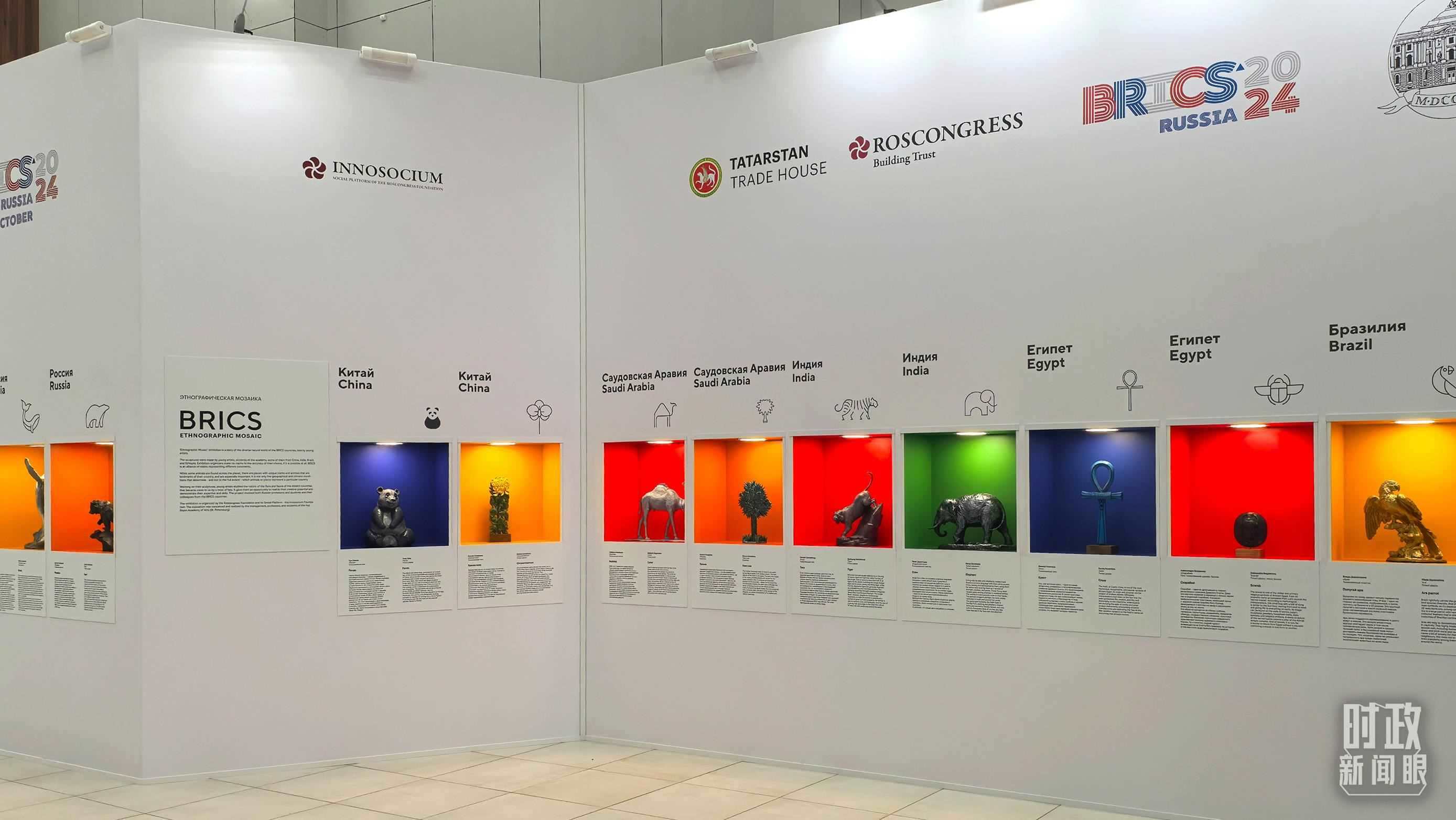 △ 喀山會(huì)展中心內(nèi)展示的金磚國家工藝品。（總臺(tái)央廣記者潘毅拍攝）