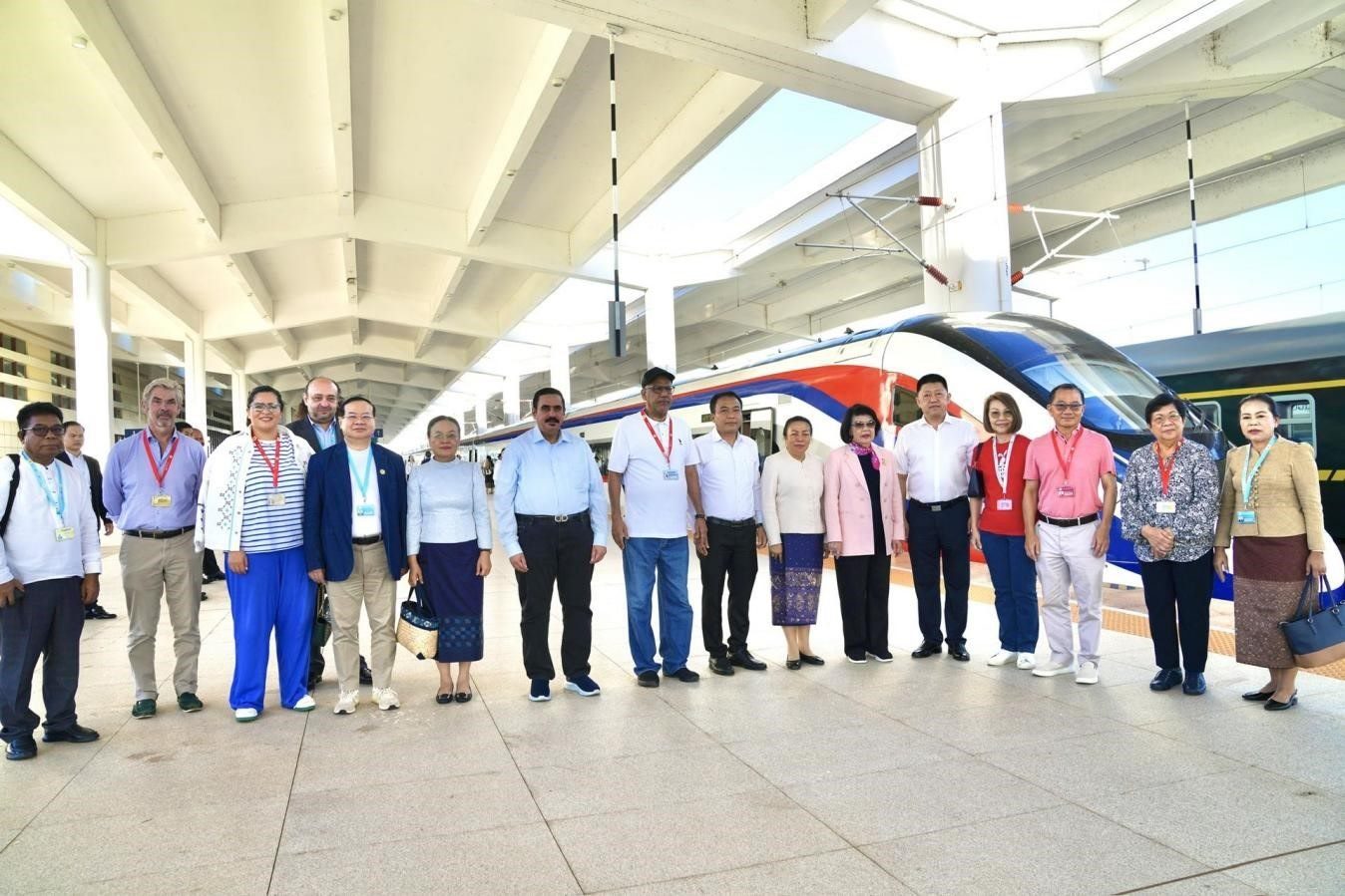 東盟議會聯盟大會代表團與中老鐵路“瀾滄號”動車合影留念。老中鐵路有限公司供圖