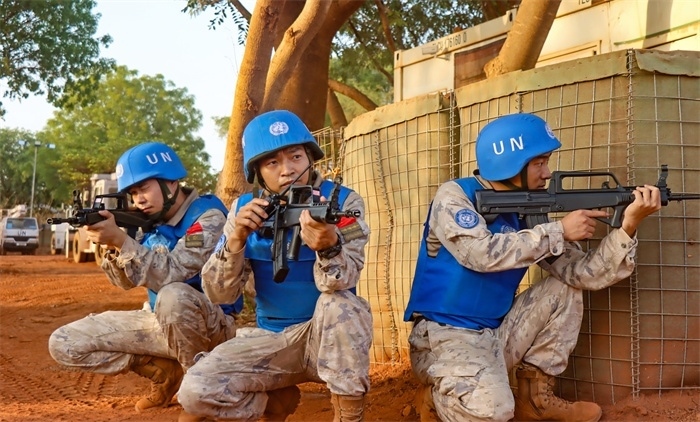 匯報(bào)一線偵察情況。王軍杰攝