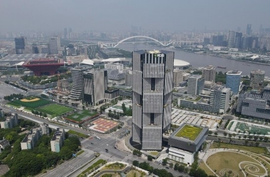 位于中國上海浦東新區(qū)世博園區(qū)的金磚國家新開發(fā)銀行總部大樓（2022年6月17日攝，無人機(jī)照片）。新華社記者方喆攝