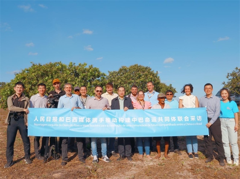 當(dāng)?shù)貢r(shí)間10月24日至25日，人民日報(bào)社攜手巴西主流媒體在巴西東北部北里奧格蘭德州開展聯(lián)合采訪，拉開了以“攜手推動(dòng)構(gòu)建中巴命運(yùn)共同體”為主題的人民日報(bào)和巴西媒體聯(lián)合采訪序幕。圖為參加聯(lián)合采訪的中巴兩國記者與受益于中國企業(yè)扶貧項(xiàng)目的若昂卡馬拉市民眾合影。 人民日報(bào)和巴西媒體聯(lián)合采訪團(tuán)供圖