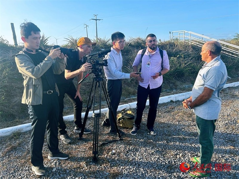 聯(lián)合采訪團(tuán)正在采訪因苦咸水淡化項(xiàng)目受益的當(dāng)?shù)孛癖?。人民網(wǎng)記者 陳一鳴攝