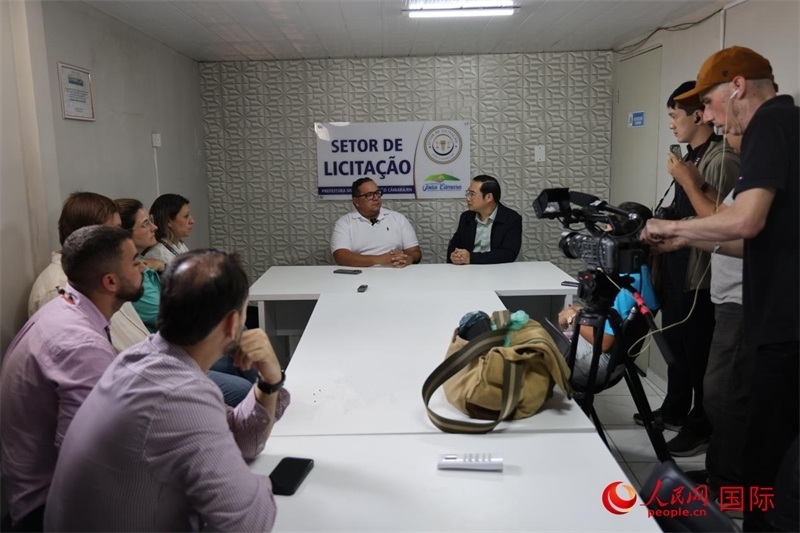 巴西東北部北里奧格蘭德州若昂卡馬拉市市長馬諾埃爾·貝爾納接受聯(lián)合采訪團(tuán)采訪。 人民網(wǎng)記者 時(shí)元皓攝