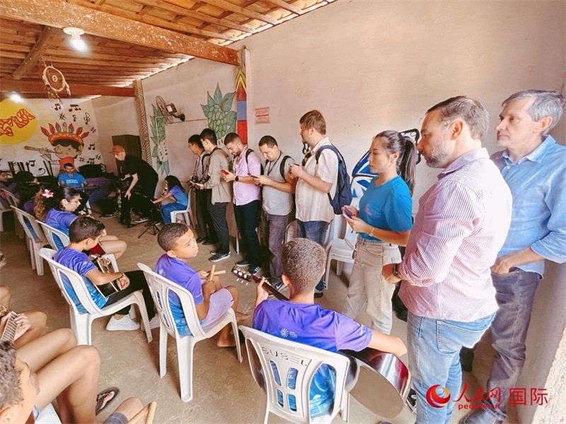  受益于中國企業(yè)的“青少年成長”項(xiàng)目，700多名當(dāng)?shù)厍嗌倌甑囊魳泛妥闱驂粝氩迳狭顺岚?。圖為聯(lián)合采訪團(tuán)正在采訪參加音樂培訓(xùn)的孩子們。 人民網(wǎng)記者 陳一鳴攝