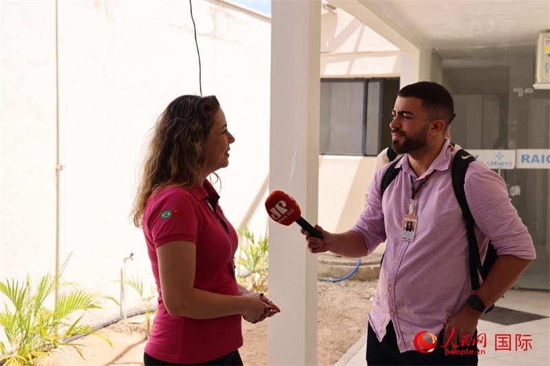 國網(wǎng)巴電文化中心負(fù)責(zé)人達(dá)尼埃拉·帕戈托接受參加聯(lián)合采訪團(tuán)的巴西記者采訪。 人民網(wǎng)記者 時(shí)元皓攝