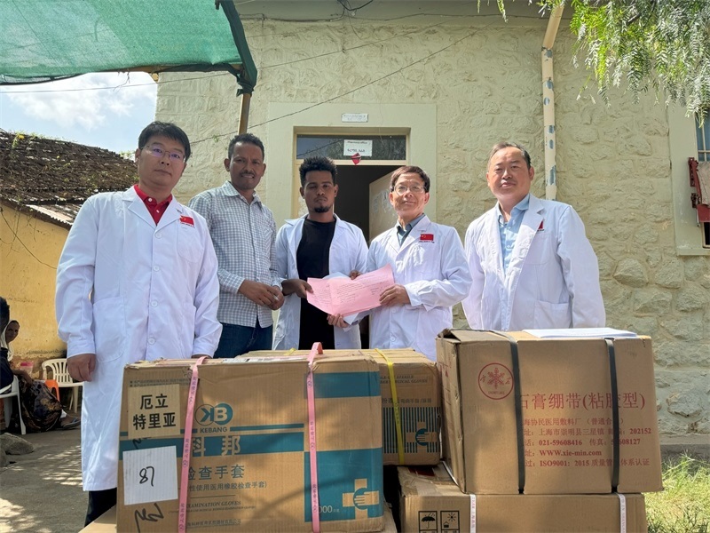 中國(guó)醫(yī)療隊(duì)向科倫醫(yī)院捐贈(zèng)藥品和醫(yī)療物資。中國(guó)第17批援厄立特里亞醫(yī)療隊(duì)供圖