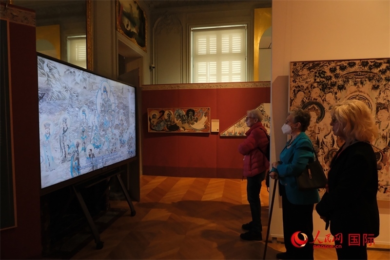 觀眾在展臺(tái)觀看錄像講解。人民網(wǎng)記者 尚凱元攝