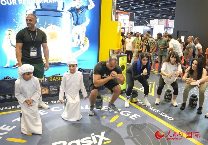 觀眾參加“蹲馬步”比賽。人民網(wǎng)中東中心分社塔里克·易卜拉欣攝