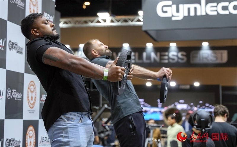 觀眾參加舉重物比賽。人民網(wǎng)中東中心分社塔里克·易卜拉欣攝