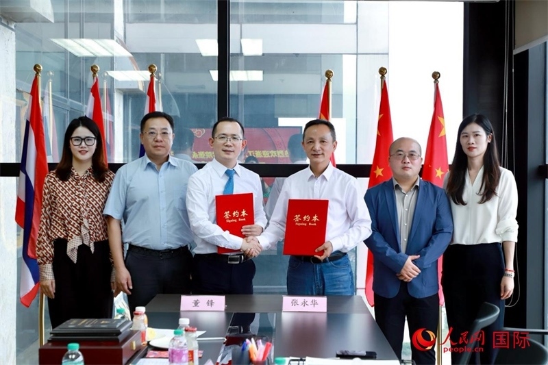 會談現(xiàn)場。左三為泰中僑商聯(lián)合會副主席董峰；右三為浙江大學(xué)光華法學(xué)院黨委書記張永華。人民網(wǎng)記者 簡承淵攝