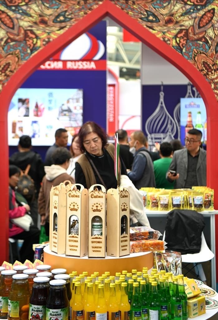 10月25日，觀眾在楊凌農(nóng)高會上合組織國家農(nóng)業(yè)展區(qū)了解農(nóng)產(chǎn)品。新華社記者 鄒競一 攝