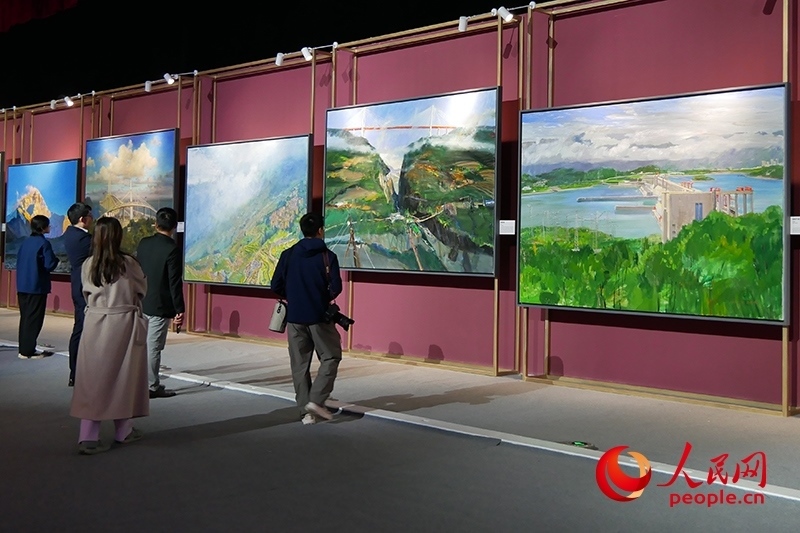 觀眾正在欣賞畫作。人民網(wǎng)記者 韋衍行攝