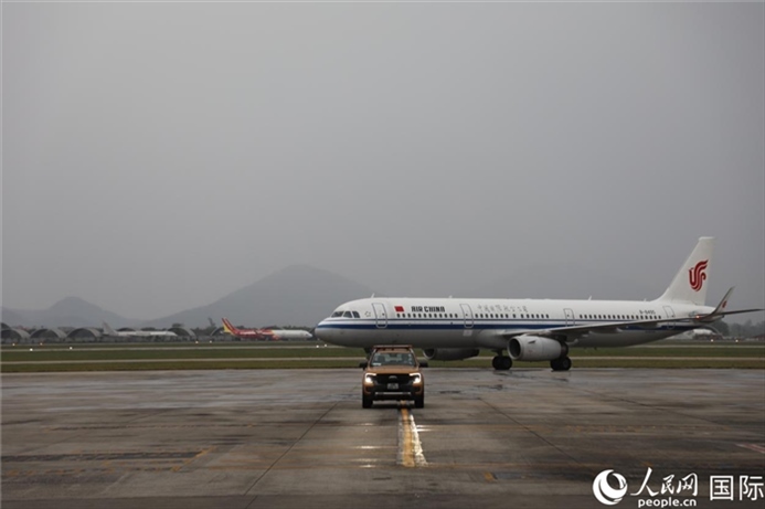 國航上?！觾?nèi)首班飛機(jī)抵達(dá)河內(nèi)內(nèi)排機(jī)場。人民網(wǎng)記者 楊曄攝
