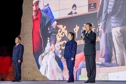 張曉波（右一）在“何以中國·五星出東方”網絡主題宣傳活動現(xiàn)場演講。人民視頻供圖