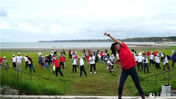 開跑前的熱身運動。人民網(wǎng) 蔣曉辰攝