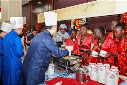 恩賈梅納大學(xué)孔子學(xué)院的學(xué)生們對(duì)中國(guó)餃子情有獨(dú)鐘。主辦方供圖