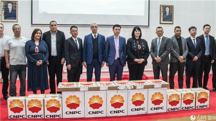 中企向阿爾及利亞大學(xué)捐贈(zèng)電教設(shè)備活動(dòng)現(xiàn)場。人民網(wǎng)記者 郝瑞敏攝