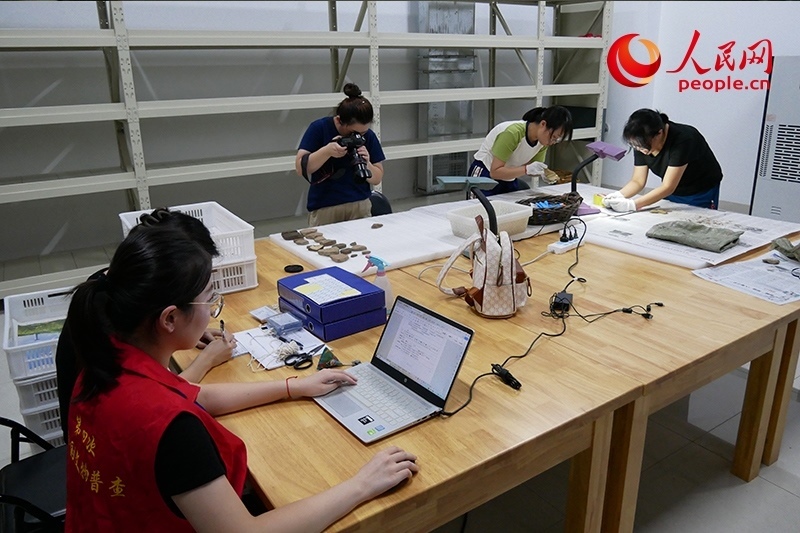 普查隊(duì)員們正在庫房?jī)?nèi)工作。人民網(wǎng)記者 韋衍行攝
