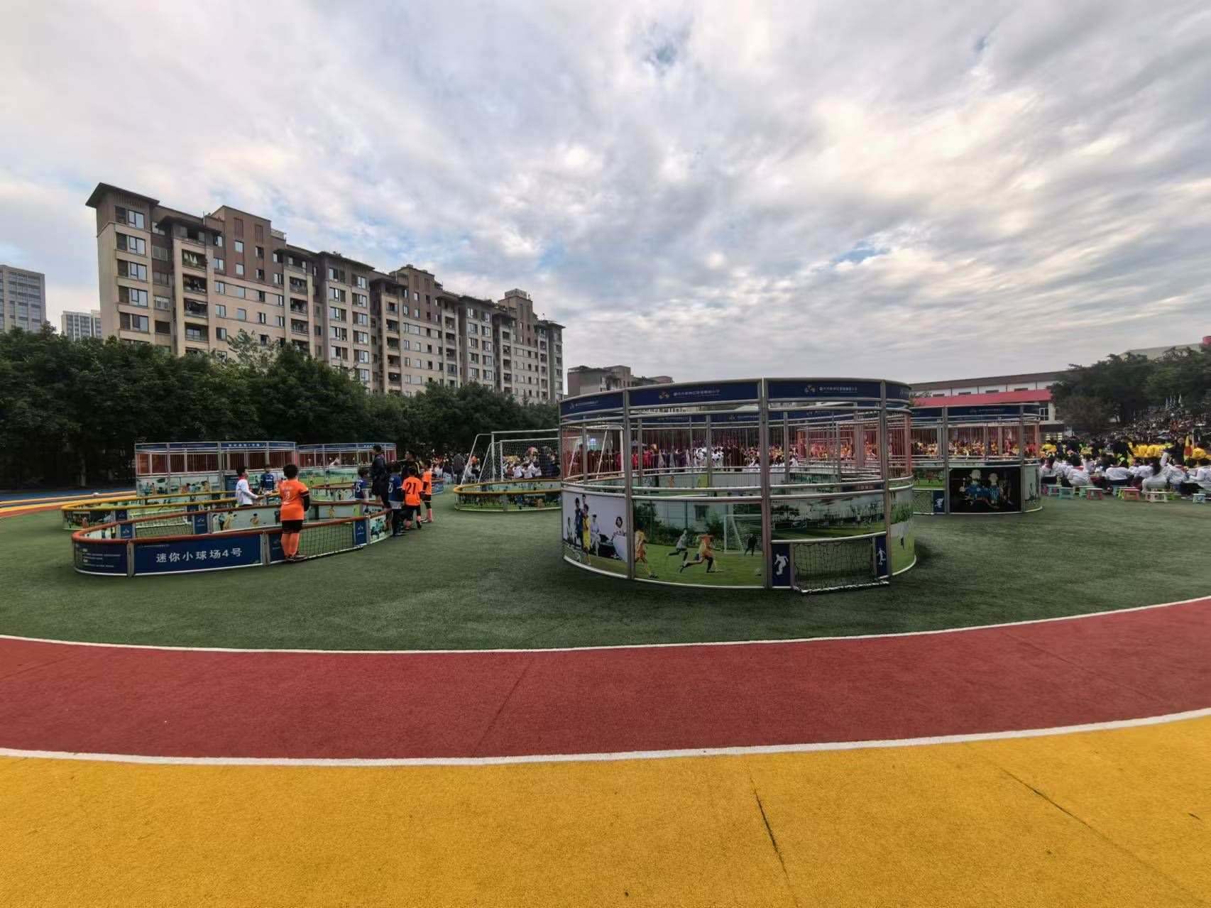 珊瑚魯能小學(xué)里的迷你足球場(chǎng)。 人民網(wǎng)記者 楊磊攝