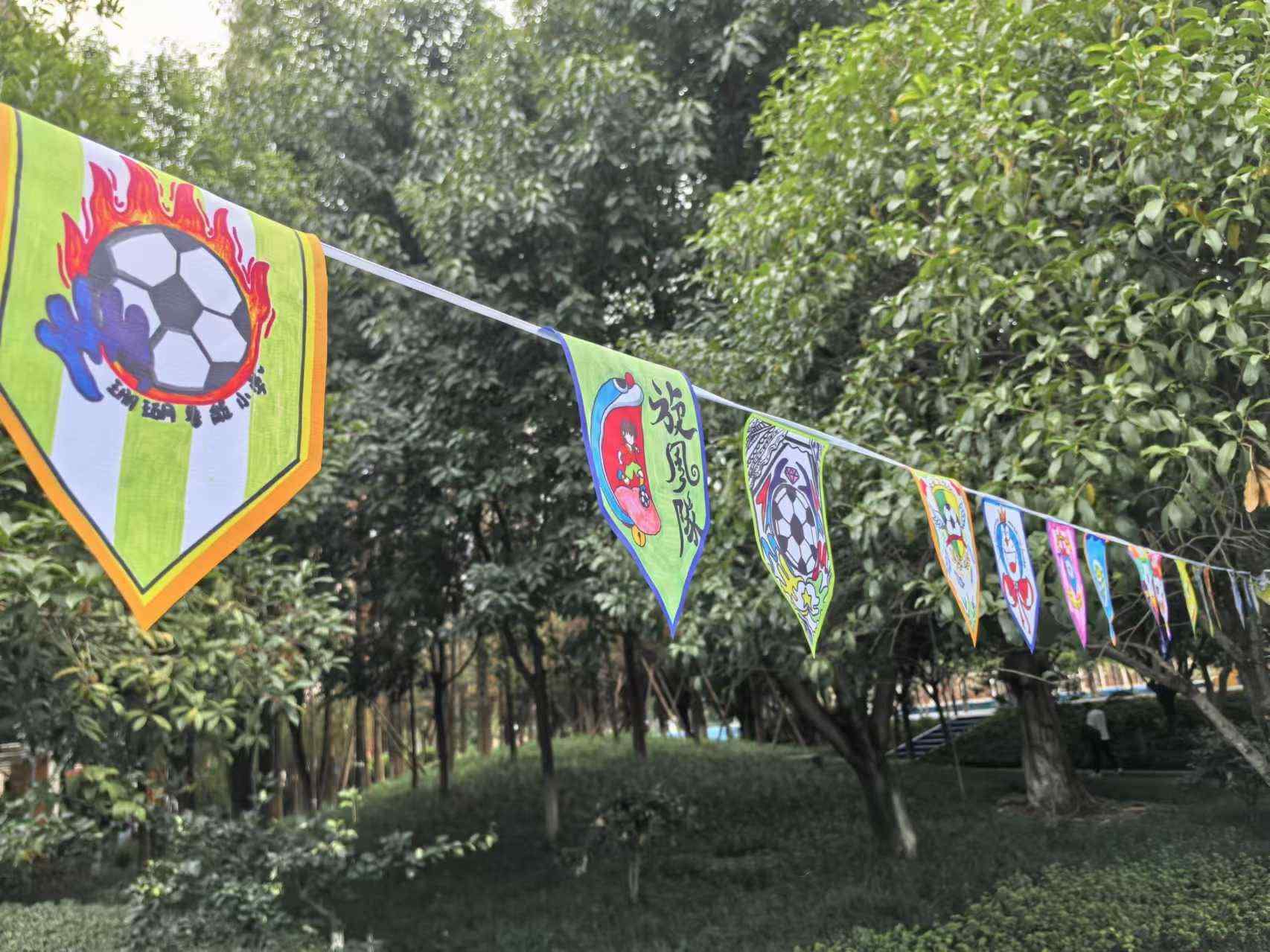 珊瑚魯能小學(xué)學(xué)生們手繪的“班超”隊(duì)徽。 人民網(wǎng)記者 楊磊攝