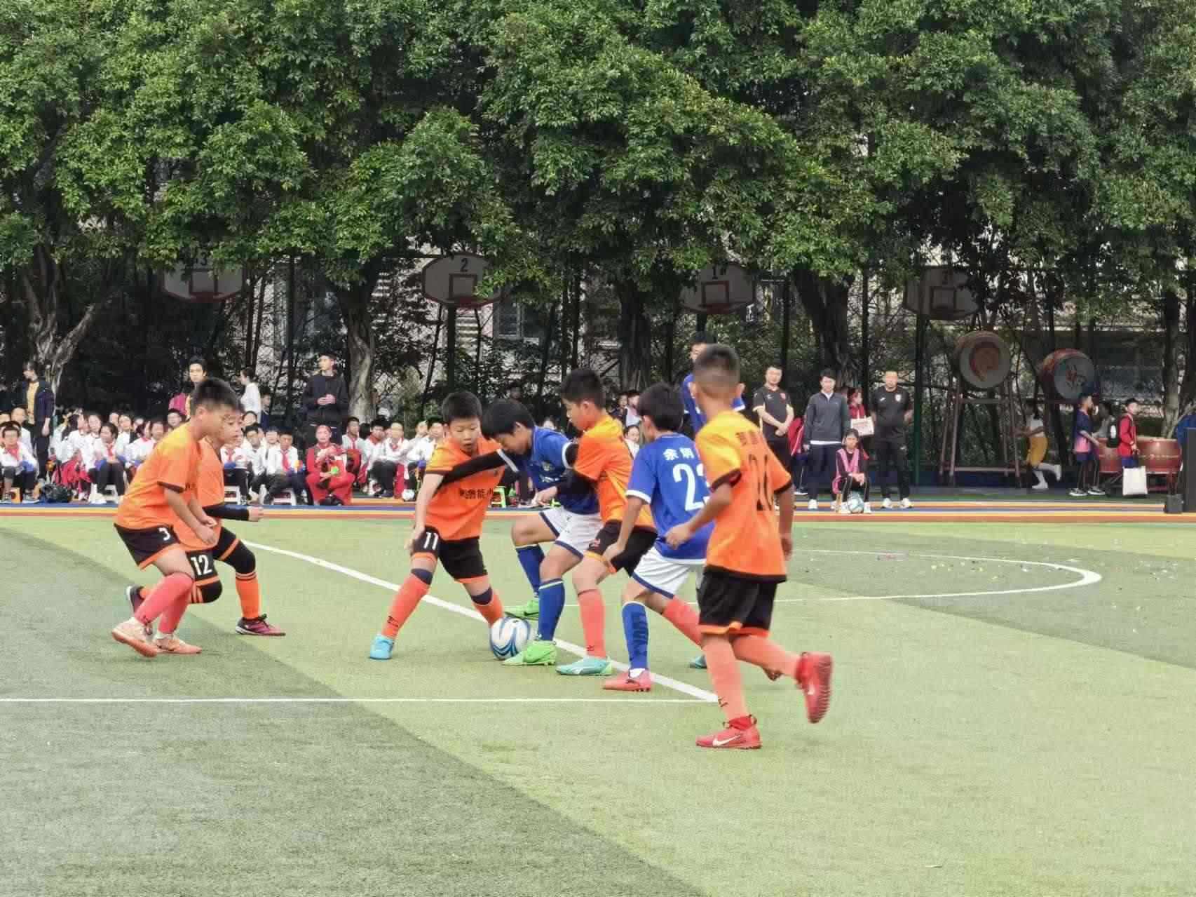 珊瑚魯能小學(xué)的學(xué)生們?cè)谶M(jìn)行足球比賽。 人民網(wǎng)記者 楊磊攝