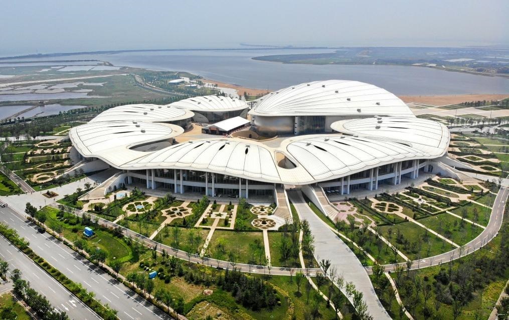 位于中國(guó)—上海合作組織地方經(jīng)貿(mào)合作示范區(qū)的青島·上合之珠國(guó)際博覽中心（2024年7月18日攝，無(wú)人機(jī)照片）。新華社記者李紫恒 攝