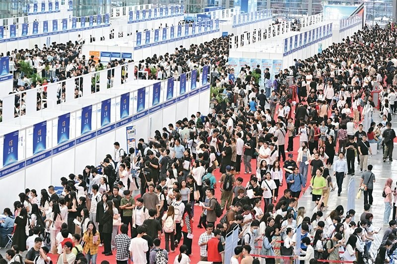 2024年10月12日，第28屆全國(guó)高校畢業(yè)生秋季就業(yè)雙選會(huì)在深圳會(huì)展中心舉辦。圖為雙選會(huì)現(xiàn)場(chǎng)。 中新社記者 陳文/攝