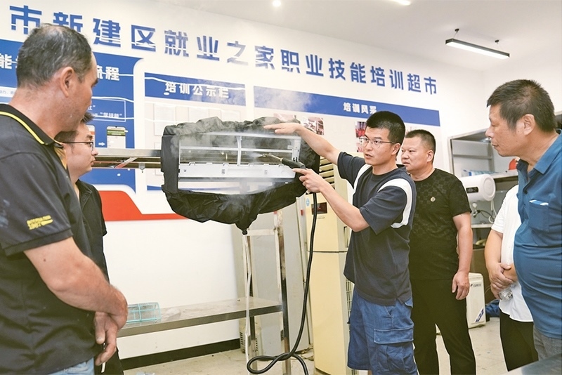 黨的二十屆三中全會(huì)強(qiáng)調(diào)，要健全終身職業(yè)技能培訓(xùn)制度。圖為2024年9月12日一位老師在給學(xué)員進(jìn)行家電清洗技術(shù)培訓(xùn)。 新華社記者 萬(wàn)象/攝