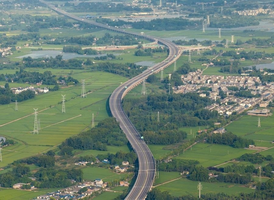 俯瞰四川天府新區(qū)至邛崍高速公路一角（2024年7月2日攝，無人機(jī)照片）。新華社記者 江宏景 攝