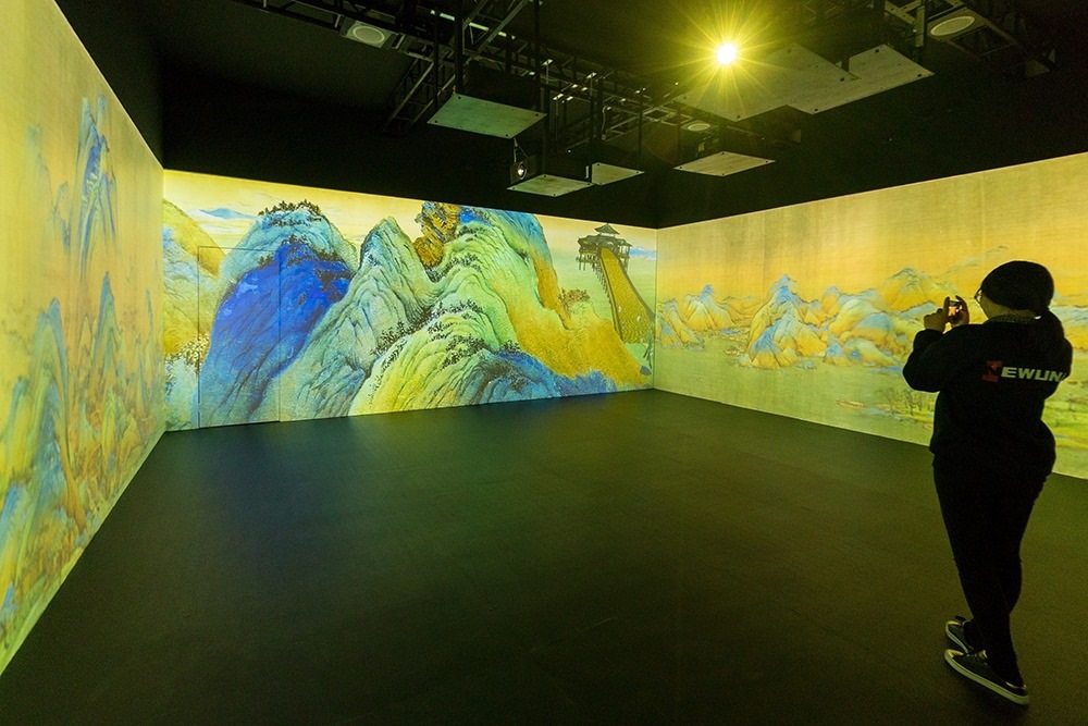 2019年1月29日，上海，市民在“千里江山圖科技藝術(shù)展”上參觀北宋名畫(huà)《千里江山圖》的AR全景展示并打卡拍照。